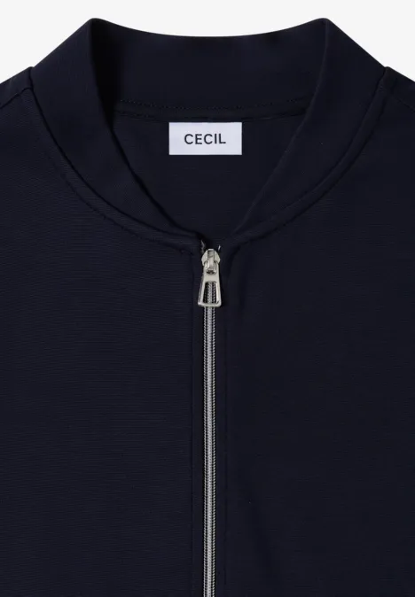 Dunkelblaue Jacke mit Reißverschluss und CECIL-Label am Kragen.