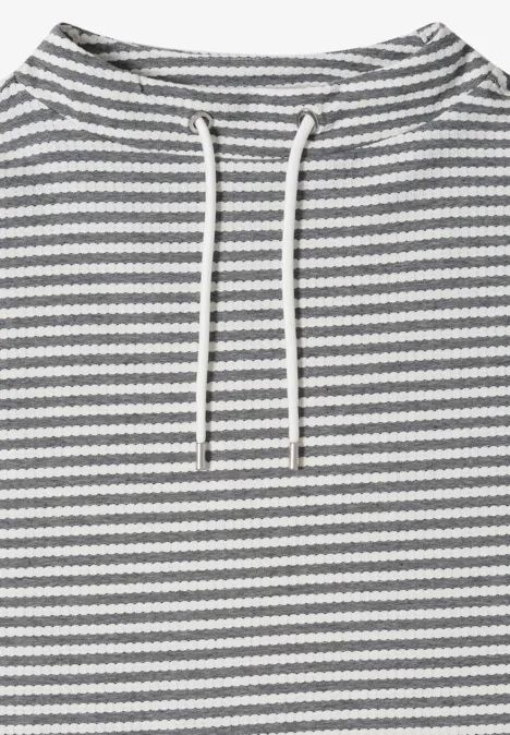 T-shirt à col cheminée et rayures urban dark blue Ein Kapuzenpullover mit horizontalen grau-weißen Streifen und weißen Kordeln.