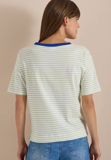 Frau von hinten in weiß-grün gestreiftem T-Shirt mit blauem Kragen und Jeans.