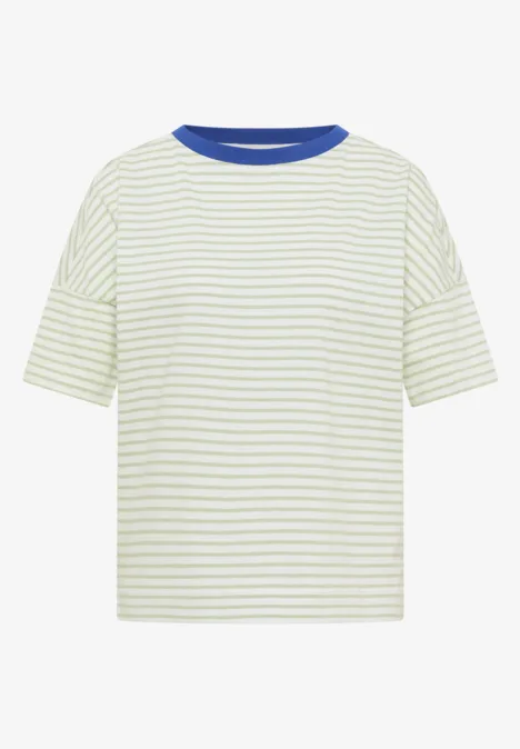 Weißes T-Shirt mit hellgrünen Querstreifen und blauem Kragen