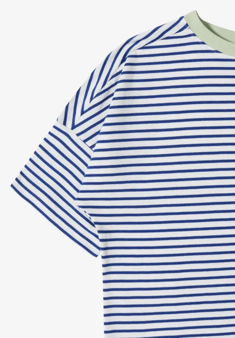 Weißes T-Shirt mit dünnen blauen Streifen, kurzen Ärmeln und hellgrünem Rundhalskragen.