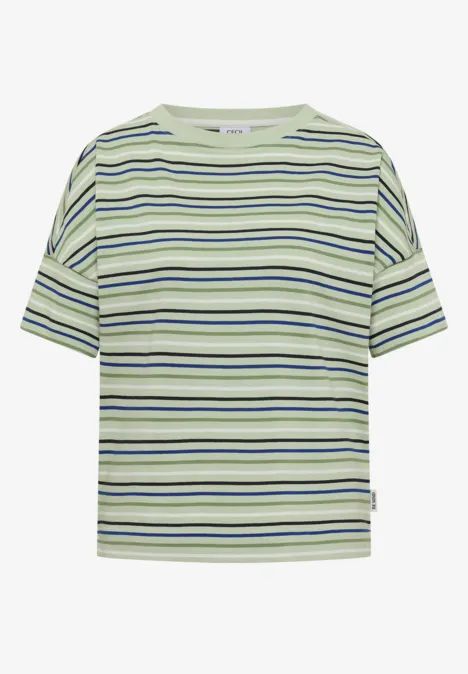 Luźny, jasnozielony T-shirt z krótkimi rękawami i białymi, ciemno- i granatowymi paskami.