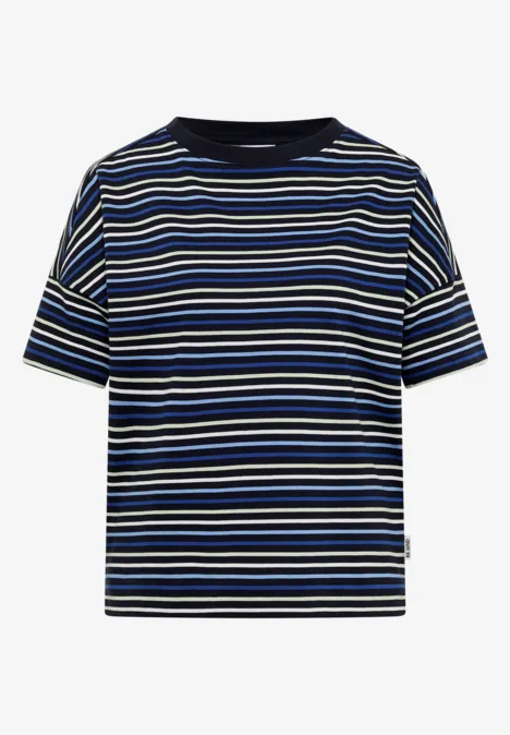 Krótki t-shirt z poziomymi paskami w odcieniach niebieskiego, czarnego, białego i zielonego.