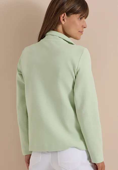 Langarm Jacke mit Ottoman Struktur raw matcha lime Eine Frau von hinten trägt ein mintgrünes, tailliertes Sakko mit hohem Kragen.