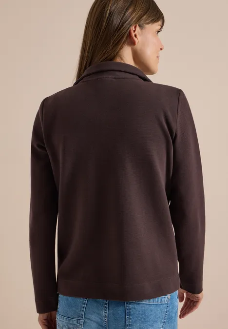 Langarm Jacke mit Ottoman Struktur truffle brown Frau von hinten mit brauner Jacke und blauen Jeans, leicht zur Seite gewandt.