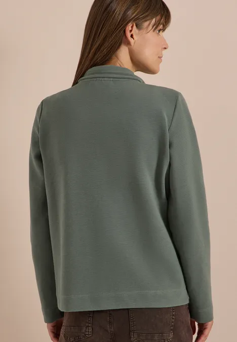 Langarm Jacke mit Ottoman Struktur dried olive green Rückansicht einer Frau in legerem, grünem Blazer mit schlichten Linien, dazu braune Hose.