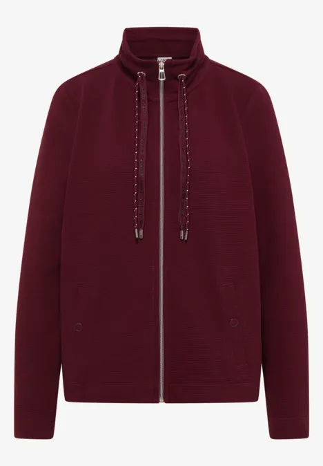 Schlichte bordeauxrote Jacke mit Stehkragen, Reißverschluss, Kordelzug und seitlichen Eingrifftaschen.