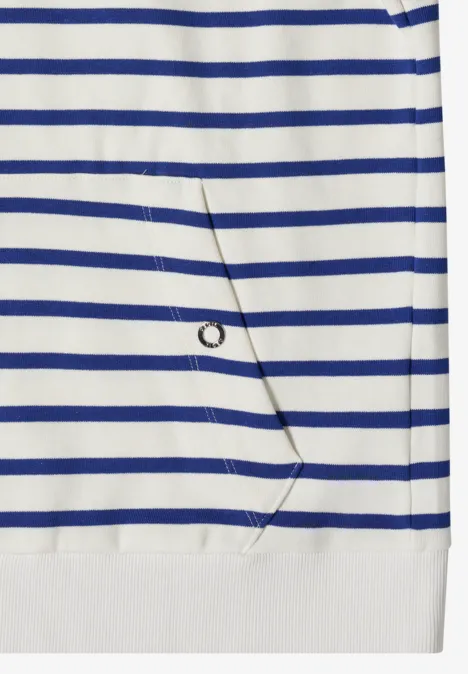 Weißes Shirt mit blauen Querstreifen und Tasche mit kleinem Metallring.