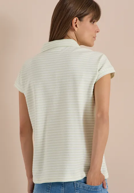 Kurzarm Poloshirt mit Streifenstruktur raw matcha lime Frau von hinten trägt ein hellgrün-weiß gestreiftes, kurzärmeliges Poloshirt.