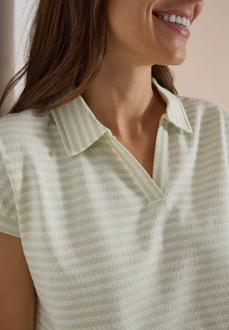 Kurzarm Poloshirt mit Streifenstruktur raw matcha lime Nahaufnahme einer lächelnden Frau im gestreiften Polo-Kurzarmshirt mit Hemdkragen.