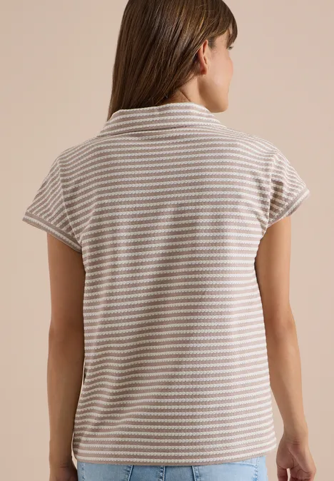 Kurzarm Poloshirt mit Streifenstruktur creamy mocha Frau von hinten in kurzärmligem, beigem, weiß gestreiftem Poloshirt mit Umlegekragen.