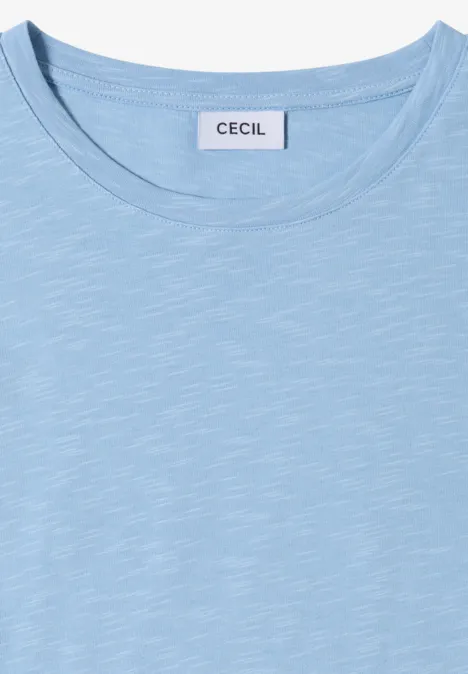 Hellblaues T-Shirt mit rundem Ausschnitt und CECIL-Label am Kragen.