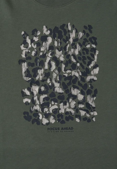 Khaki T-shirt z abstrakcyjnym motywem lamparta w czerni, szarości i bieli oraz napisem „FOCUS AHEAD”