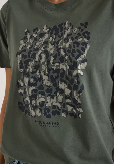 Ciemnozielony T-shirt z czarno-szarym wzorem w panterkę i niewielkim napisem 'FOCUS AHEAD'.