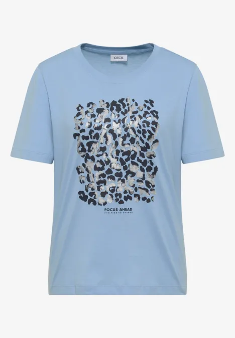 Jasnoniebieski T-shirt z czarno-niebieskim nadrukiem w panterkę na przodzie.