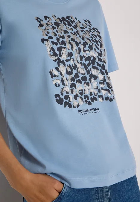 Jasnoniebieski T-shirt z kwadratowym wzorem w cętki i napisem 'Focus Ahead – Tomorrow is Promising'.