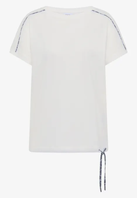 Effen wit T-shirt met doorlopende schoudernaden, zijkantkoordje en subtiele strepen op de mouwen.