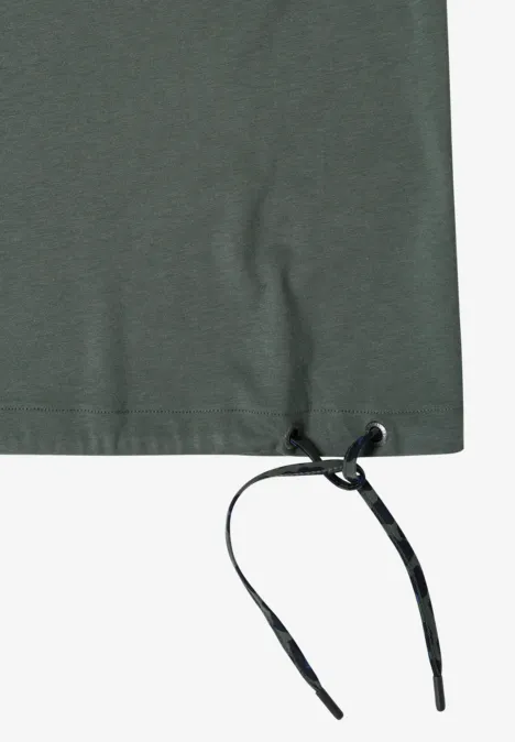 Onderrand van een olijfgroen T-shirt met verstelbare zwarte koordjes en metalen uiteinden.