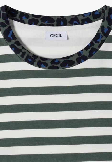 Weißes T-Shirt mit grünen Querstreifen und Rundhalsausschnitt mit blau-grünem Leopardenmuster