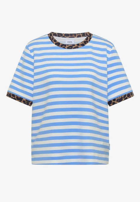 Weiß-blau gestreiftes T-Shirt mit Leopardenmuster an Kragen und Ärmelsäumen.