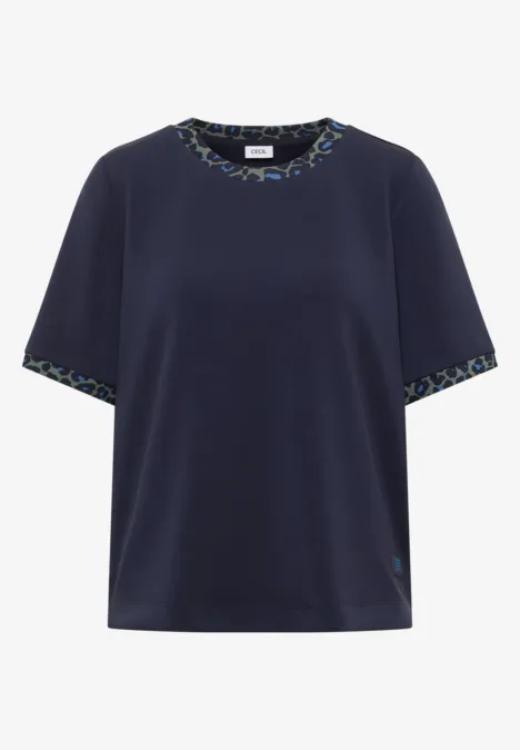 Dunkelblaues T-Shirt mit kurzen Ärmeln und gemustertem Besatz am Hals und Ärmelsaum.