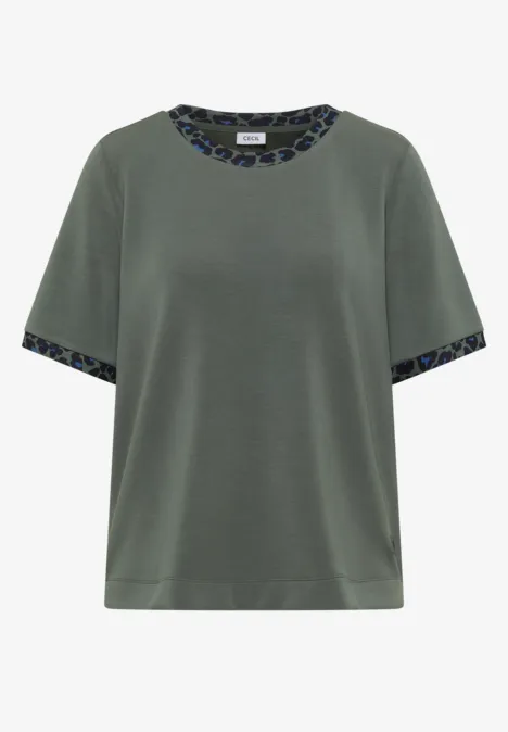 Olivgroen T-shirt met korte mouwen en een contrast van blauwe luipaardprint bij de hals en mouwaanzet.