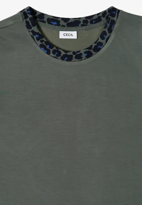 Groen T-shirt met ronde hals en blauw-zwart luipaarddessin bij de hals van het merk CECIL.