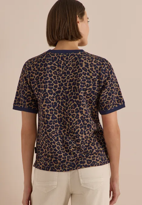 T-Shirt mit Rundhals und Leo-Muster creamy mocha Rückenansicht einer Frau im kurzärmeligen Oberteil mit Leopardenmuster und heller Hose.