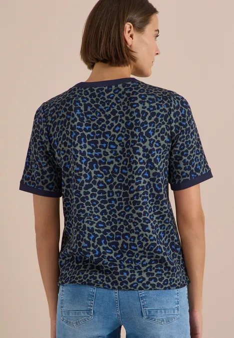 T-Shirt mit Rundhals und Leo-Muster dried olive green Frau steht von hinten, trägt blau-grünes Leo-Shirt und Jeanshose.