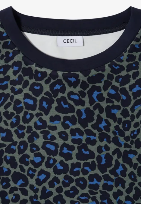 T-Shirt mit Rundhals und Leo-Muster dried olive green Olivgrünes Shirt mit blau-schwarzem Leopardenmuster, Rundhals und Label 'CECIL'.
