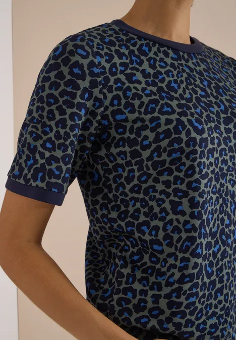 T-Shirt mit Rundhals und Leo-Muster dried olive green Foto eines Oberteils mit blau-schwarzem Leopardenmuster, kurzärmlig auf schlichtem Hintergrund.