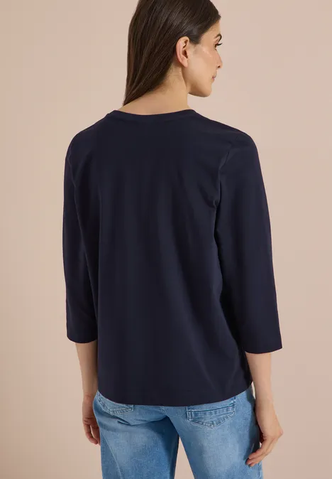T-shirt à manches 3/4 avec inscription, style léopard urban dark blue Rückansicht einer Frau mit dunkelblauem 3/4-Arm-Oberteil und hellblauer Jeans.