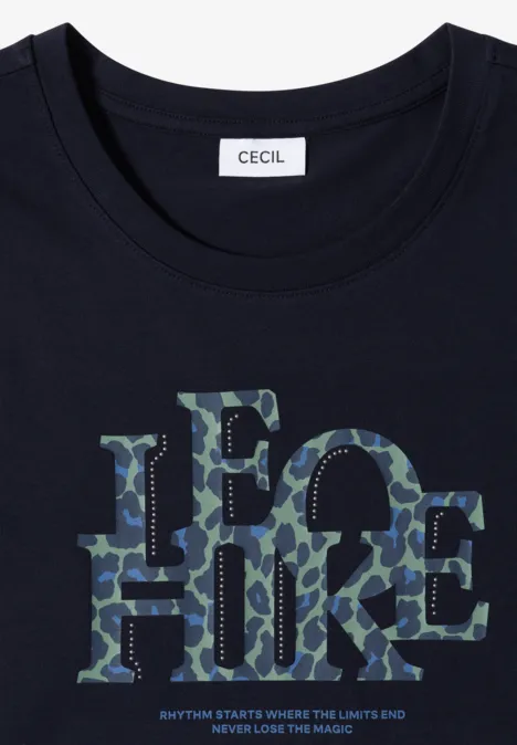 T-shirt à manches 3/4 avec inscription, style léopard urban dark blue Dunkles T-Shirt mit 'CECIL'-Label und 'HOME'-Schriftzug im Camouflage-Muster.