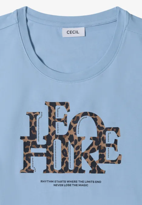 T-shirt à manches 3/4 avec inscription, style léopard easy blue Hellblaues T-Shirt mit Rundhalsausschnitt und Leopardenmuster-Schriftzug 'LEO HIKE'