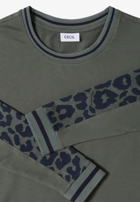Olivgrüner Pullover mit Rundhalsausschnitt, Leopardenmuster-Streifen auf Brust und Ärmeln, gestreifter Kragen.