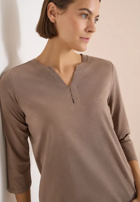 3/4-Arm Shirt mit Split Neck und Elastiksaum cocoa taupe Eine Frau trägt ein taupefarbenes 3/4-Arm-Shirt mit V-Ausschnitt und Knopfleiste.
