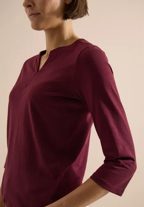 3/4-Arm Shirt mit Split Neck und Elastiksaum red wine Oberkörper einer Person in burgunderrotem 3/4-Arm-Shirt vor hellem, neutralem Hintergrund.