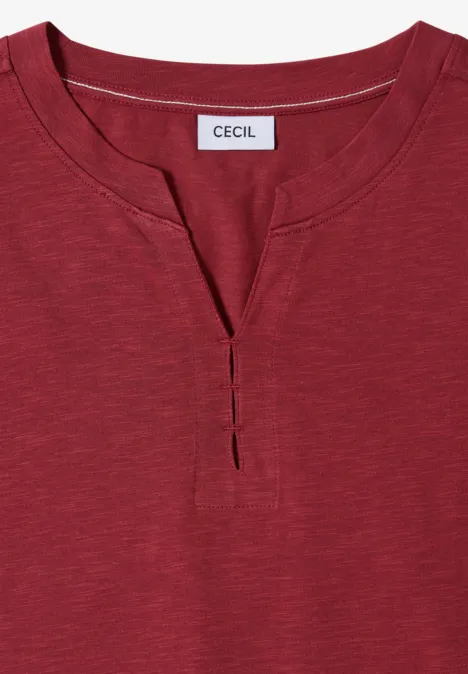 3/4-Arm Shirt mit Split Neck und Elastiksaum russet red Dunkelrotes Damen-Shirt mit V-Ausschnitt und Marke 'CECIL' am Kragen.