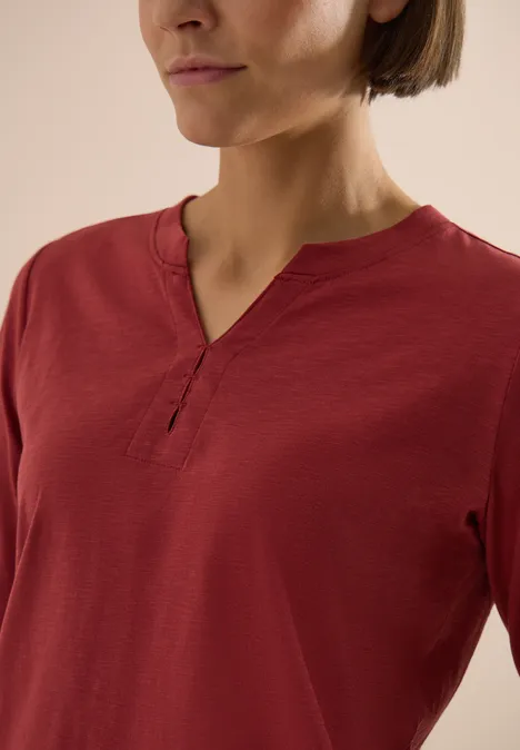 3/4-Arm Shirt mit Split Neck und Elastiksaum russet red Frau trägt langärmliges rotes Shirt mit V-Ausschnitt und verdeckter Knopfleiste.