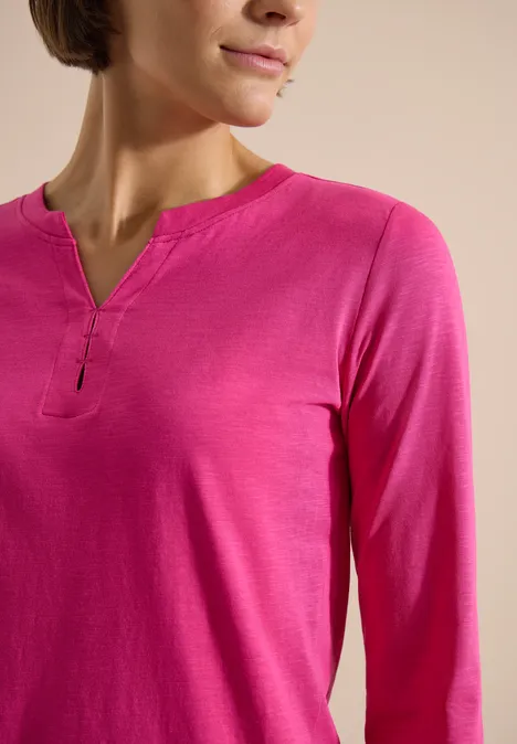 3/4-Arm Shirt mit Split Neck und Elastiksaum pink flash Damen-Oberteil in knalligem Pink mit langen Ärmeln und kleinem V-Ausschnitt.