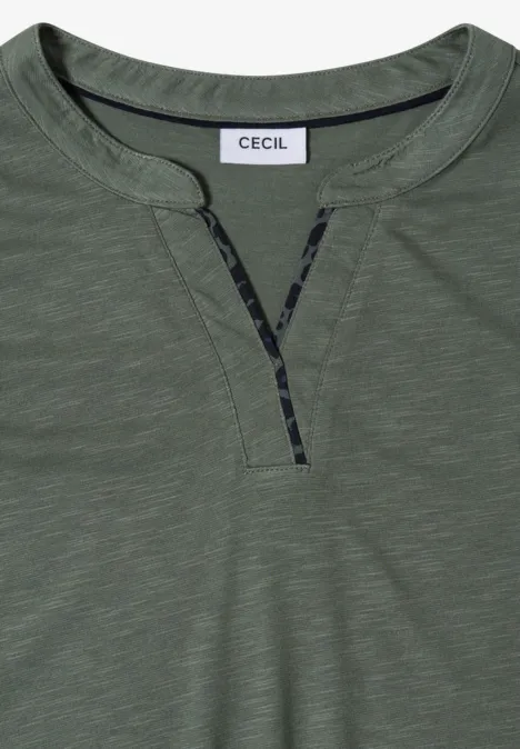 3/4-Arm Shirt mit Split Neck dried olive green Olivgrünes T-Shirt mit V-Ausschnitt und Zierknopfleiste, Label 'CECIL' im Nacken.