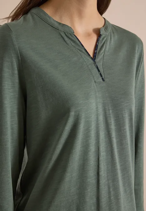 3/4-Arm Shirt mit Split Neck dried olive green Nahe Ansicht eines grünen, langärmligen Damenshirts mit kleinem V-Ausschnitt und schwarzem Spitzenbesatz