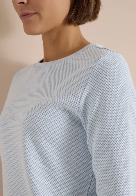 3/4-Arm Shirt mit Rundhals und Struktur easy blue Eine Frau trägt ein hellblaues, strukturiertes Langarmshirt.