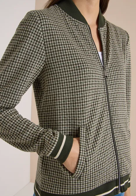 Blouson léger au motif « pepita » raw khaki Damen-Bomberjacke mit grün-schwarzem Hahnentrittmuster, Reißverschluss und gestreiften Strickbündchen.