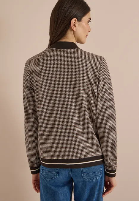 Blouson léger au motif « pepita » raw chocolate brown Rückansicht einer Frau in Jeans und kariertem, tailliertem Strickcardigan mit kontrastierenden Bündchen.