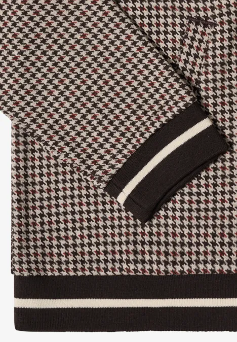 Blouson léger au motif « pepita » raw chocolate brown Nahaufnahme eines Pullovers mit Hahnentritt-Muster in Schwarz, Weiß und Rot, gerippter Saum mit weißen Streifen.