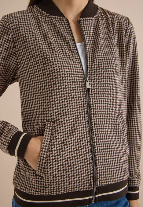 Blouson léger au motif « pepita » raw chocolate brown Leichte Damenjacke im Hahnentrittmuster mit Reißverschluss, Stehkragen und schwarzen Bündchen.