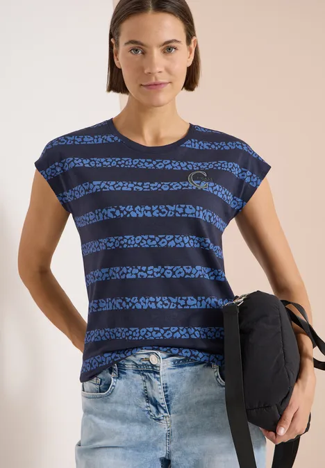 T-Shirt mit Rundhals und Leo-Streifen urban dark blue Frau in blau-schwarz gestreiftem T-Shirt, Jeans und Rucksack vor neutralem Hintergrund.