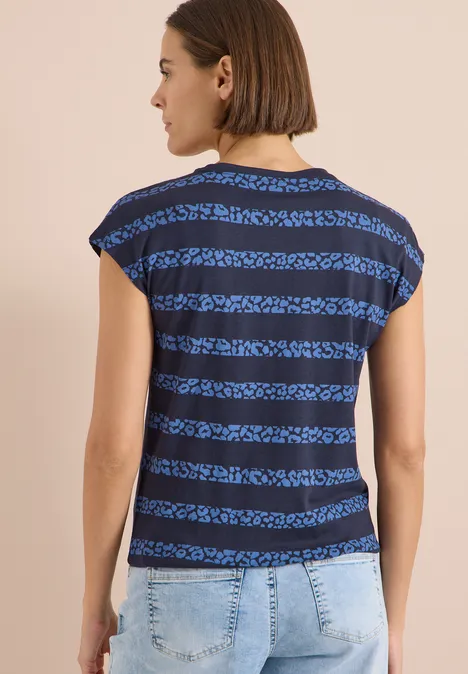 T-Shirt mit Rundhals und Leo-Streifen urban dark blue Rückenansicht einer Frau in blau-schwarz gestreiftem Kurzarmshirt und heller Jeans.