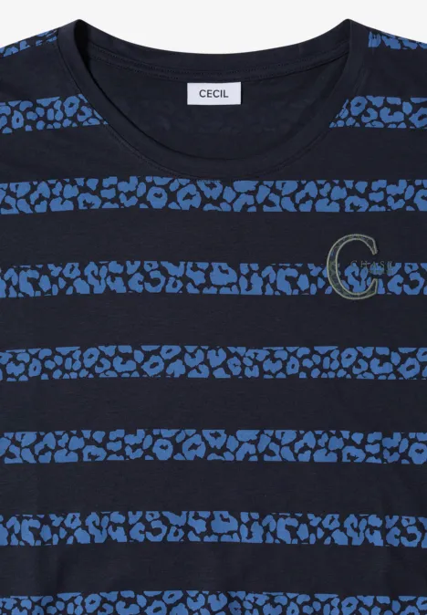T-Shirt mit Rundhals und Leo-Streifen urban dark blue Schwarzes T-Shirt mit blauen Leopardenmuster-Streifen und kleinem Logo auf der Brust.